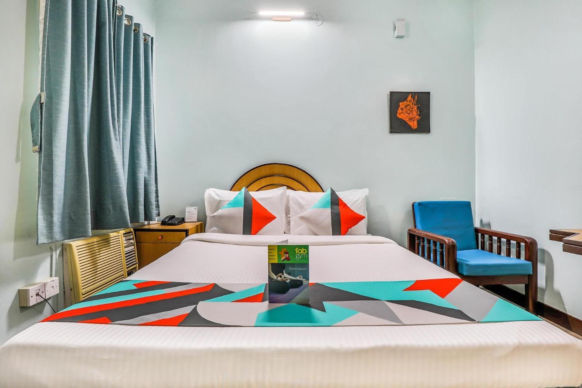 Fabexpress Santhi Inn - 500 Meters From Promenade Beach Пондичерри Экстерьер фото